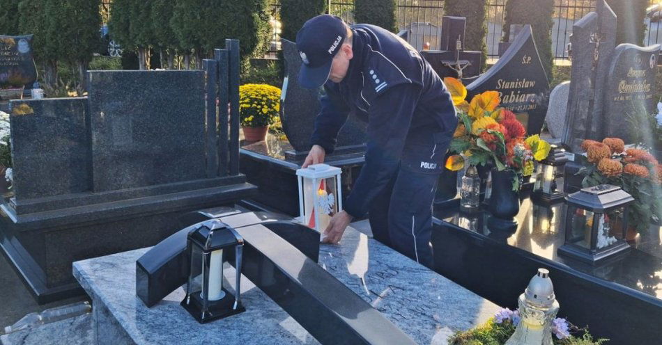 zdjęcie: Komendant z Przeworska zapalił znicz pamięci dla zmarłego funkcjonariusza / fot. KPP w Przeworsku KPP Przeworsk