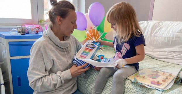 Policjanci i przedstawiciele Przedszkola „Promyczek” w Szczytnie z wizytą na Oddziale Dziecięcym w szczycieńskim szpitalu