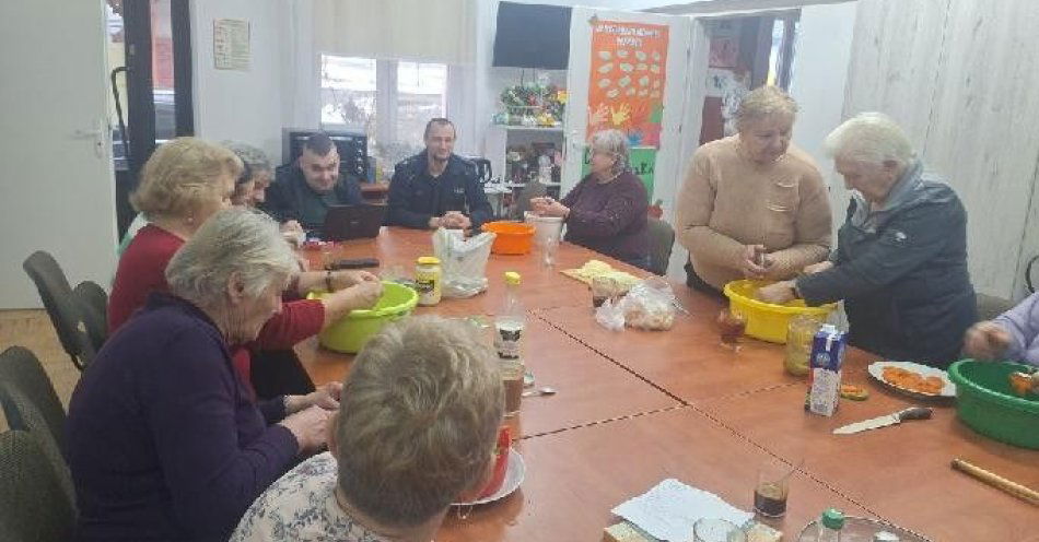 zdjęcie: Dzielnicowi promują Małopolski Tele Anioł i uczą seniorów / fot. KMP w Gorlicach