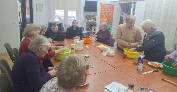 Dzielnicowi promują Małopolski Tele Anioł i uczą seniorów