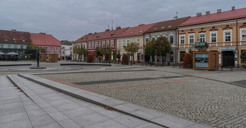 zdjęcie: Sieradz ogłosił przetarg na rewitalizację Parku Staromiejskiego / Stary Rynek w Sieradzu – zdjęcie poglądowe parku miejskiego. Fot. Krzysztof Golik / Wikimedia Commons, CC BY-SA 4.0