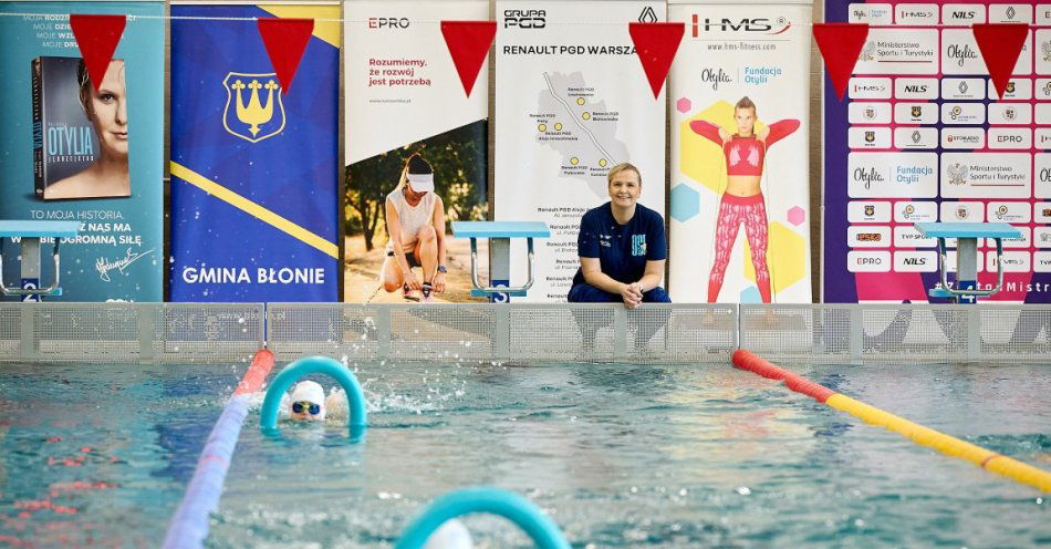 zdjęcie: Otylia Jędrzejczak szkoli młodych adeptów pływania. Tłumy dzieci na zajęciach mistrzyni olimpijskiej / fot. Rafał Oleksiewicz