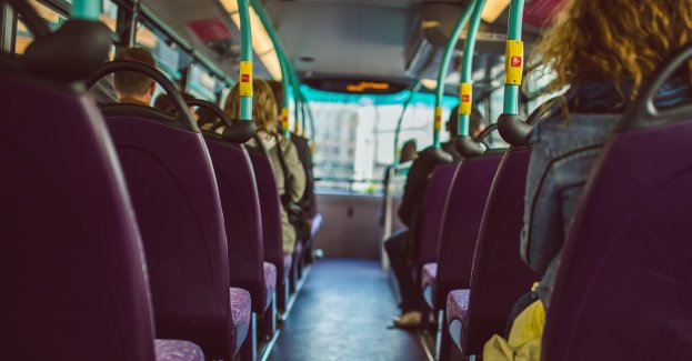Czołowe zderzenie autobusu z samochodem osobowym, 7 osób zostało rannych