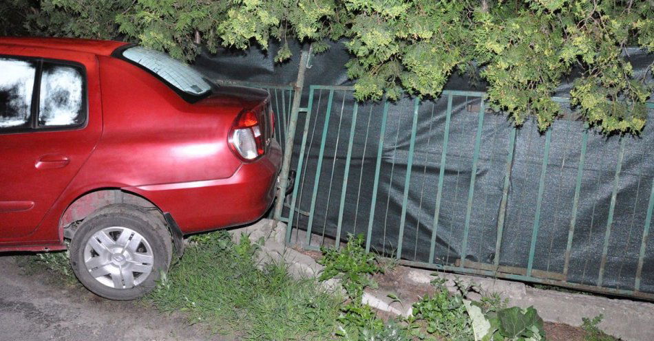 zdjęcie: Nocna jazda po pijaku zakończona najpierw w ogrodzeniu a później policyjnej celi / fot. KPP Lublin