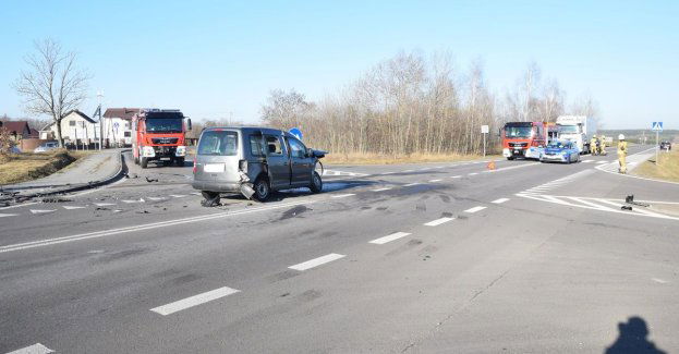 Wypadek w Zielęcinie - dwie osoby trafiły do szpitala