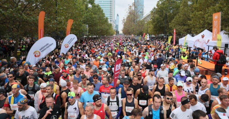 zdjęcie: Maraton Warszawski - kilkanaście tysięcy osób pobiegło na 42,195 km i 10 km / fot. PAP