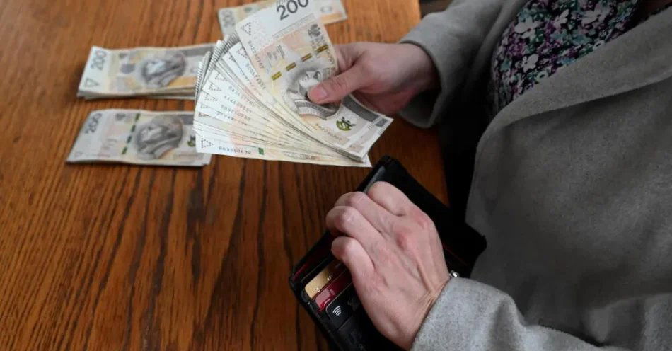 zdjęcie: W tym roku oszuści wyłudzili od seniorów z woj. lubuskiego prawie dziewięć mln zł / Szczecin, 04.05.2022. Portfel z banknotami stuzłotowymi, 4 bm. w Szczecinie. Rada Polityki Pieniężnej ma podjąć 5 bm. decyzję dotyczącą stóp procentowych. Ekonomiści przewidują wzrost stóp procentowych. (mb/awol) PAP/Marcin Bielecki