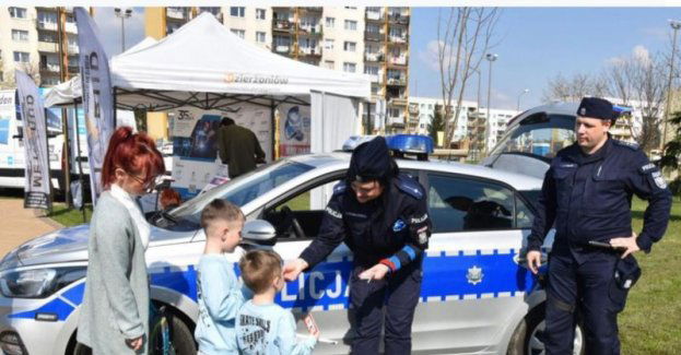 Dzielnicowi na imprezie pn. Dzierżoniów nakręca sezon rowerowy