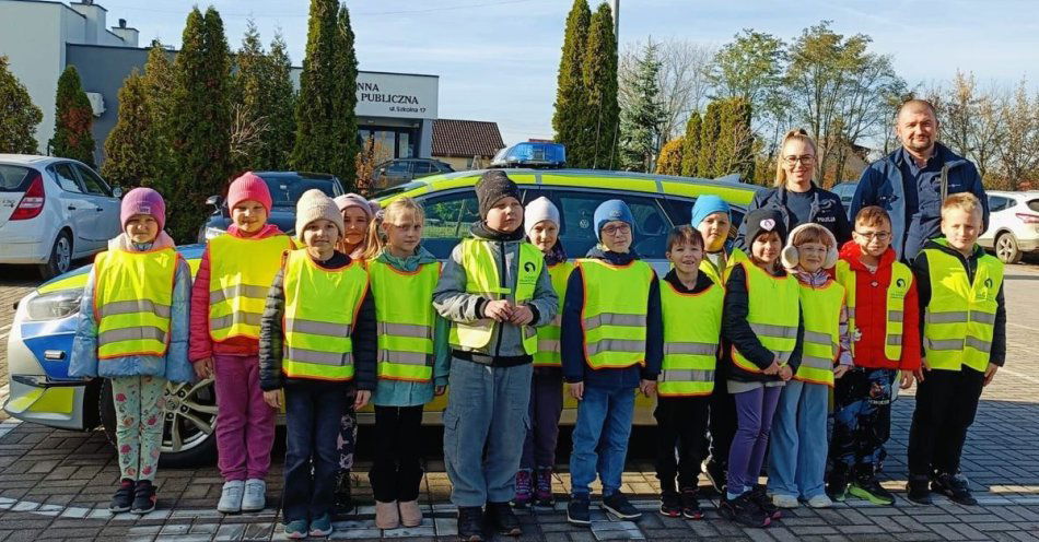 zdjęcie: Policjanci z sąsiedztwa uczą dzieci zasad bezpieczeństwa / fot. KPP w Sieradzu