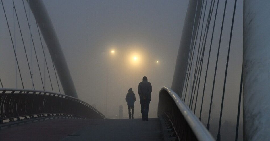 zdjęcie: Sondaż dla WP: według 42,1 proc. Polaków w kraju jest gorzej niż za poprzedniego rządu / Gdańsk, 20.01.2025. Mgła na ulicach Gdańska, 20 bm. (jm) PAP/Andrzej Jackowski