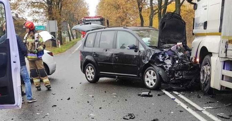 zdjęcie: Wypadek z udziałem trzech pojazdów w Prusaku / fot. KPP w Wieruszowie