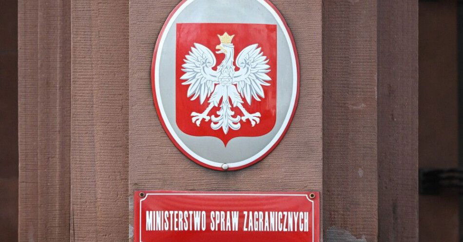 zdjęcie: MSZ: z zadowoleniem przyjmujemy zawieszenie broni między Iranem a USA / Warszawa, 05.03.2026. Tablica przy wejściu do gmachu Ministerstwa Spraw Zagranicznych w Warszawie, 5 bm. (amb) PAP/Radek Pietruszka