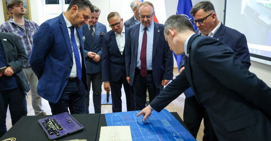 zdjęcie: Publiczna prezentacja bandery z okrętu sztabowego Flotylli Pińskiej ORP „Admirał Sierpinek” / fot. PAP