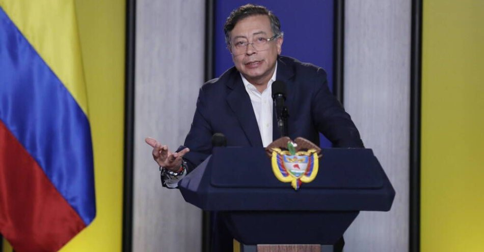 zdjęcie: Prezydent Kolumbii wstrzymał dzielenie się informacjami wywiadowczymi z USA / Prezydent Kolumbii Gustavo Petro przemawia podczas konferencji prasowej z udziałem międzynarodowych mediów w Bogocie, Kolumbia, 23 października 2025 roku. Petro odniósł się do kryzysu związanego ze Stanami Zjednoczonymi oraz walki Kolumbii z narkotykami. EPA/Carlos Ortega Dostawca: PAP/EPA.