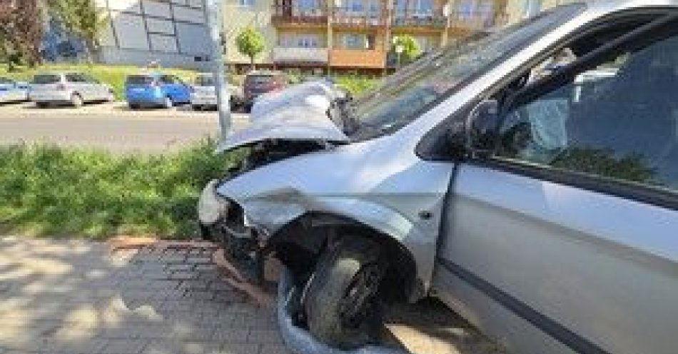 zdjęcie: Uciekał przed policyjną kontrolą, porzucił auto a w nim pasażera. nie uniknie odpowiedzialności-został zatrzymany / fot. KPP w Lubaniu