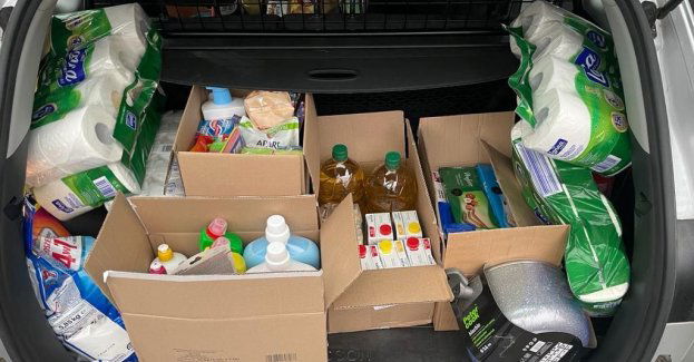 Policjanci przekazali paczki potrzebującej rodzinie