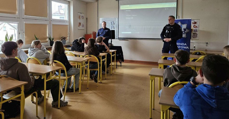 zdjęcie: Policjanci promowali klasę mundurową podczas dni otwartych / fot. KPP Busko-Zdrój