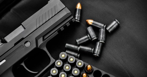 Arsenał broni w mieszkaniu 54-latka; grozi mu do 8 lat więzienia