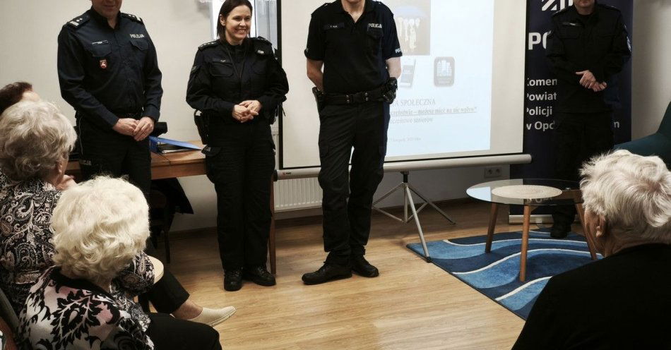 zdjęcie: Bezpieczny Senior w Chodlu edukacja i wsparcie dla seniorów / fot. KPP Opole Lubelskie