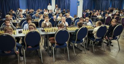 Projekt - Kraków gra w szachy - dużym sukcesem. Setki dzieci pokochały królewską grę!