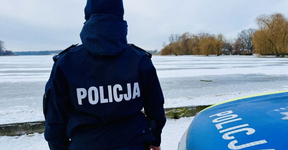 zdjęcie: Pięciu chłopców biegało po zamarzniętym jeziorze w Nowogardzie / fot. KPP w Goleniowie