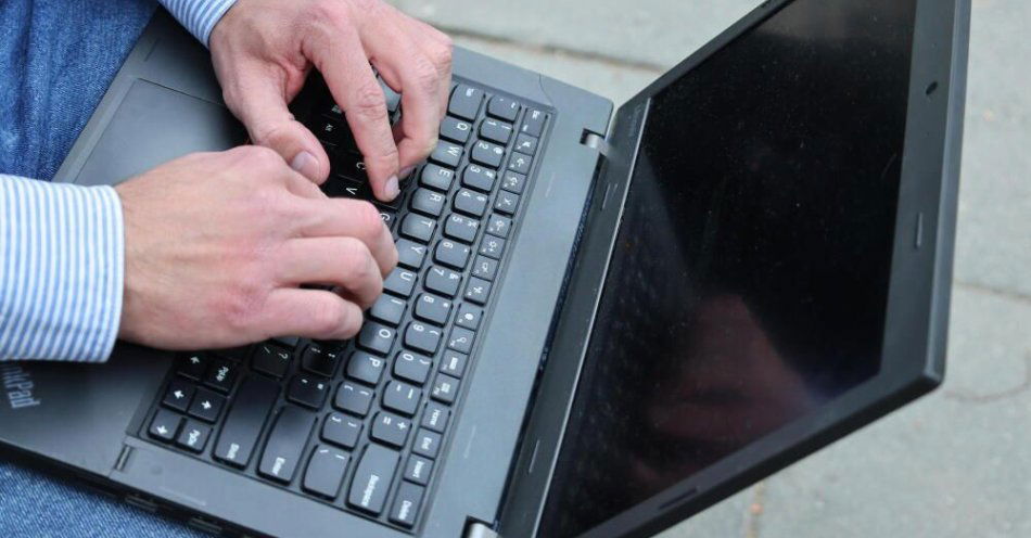 zdjęcie: 57 proc. Polaków czuje się bezpiecznie w internecie / Warszawa, 25.08.2025. Komputer, praca zdalna - zdjęcie ilustracyjne. (az/mgut)
PAP/Albert Zawada