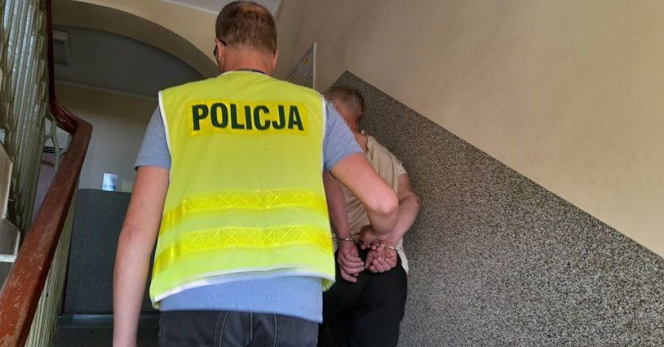 zdjęcie: Włamał się do samochodu, zdemontował obudowę stacyjki żeby uruchomić silnik na kable i … zasnął / fot. KPP w Lęborku