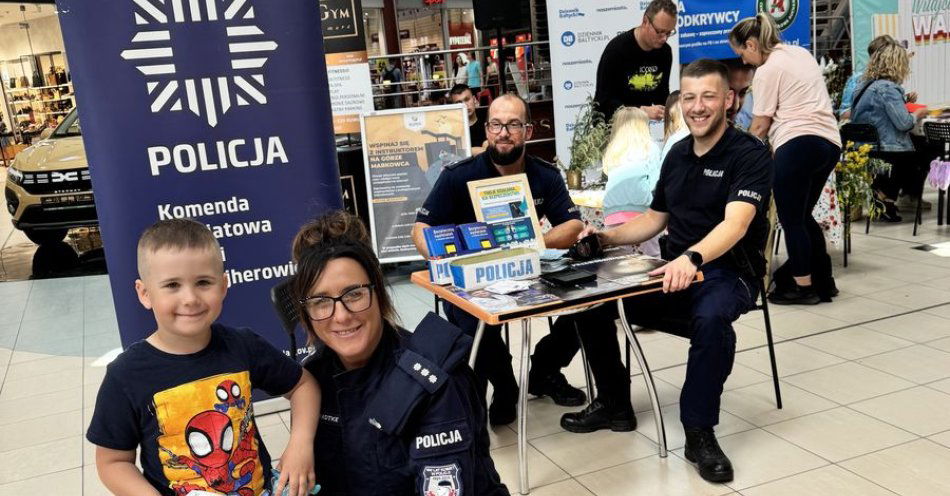 zdjęcie: Policjanci z Wejherowa i Rumi wzięli udział w akcji Witajcie Wakacje / fot. nadesłane
