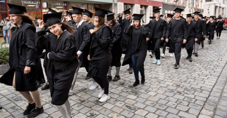 zdjęcie: Rozpoczyna się nowy rok akademicki 2025/2026 / Wrocław, 30.09.2019. Jedenaście wrocławskich uczelni po raz kolejny wspólnie zainaugurowało rok akademicki 2019/2020.
Uroczystość rozpoczęła się, 30 bm. w Oratorium Marianum Uniwersytetu Wrocławskiego, skąd poźniej uczestnicy w odświętnym pochodzie udali się do Ratusza by odśpiewać Gaudeamus Igitur. (mk/pkus) PAP/Maciej Kulczyński