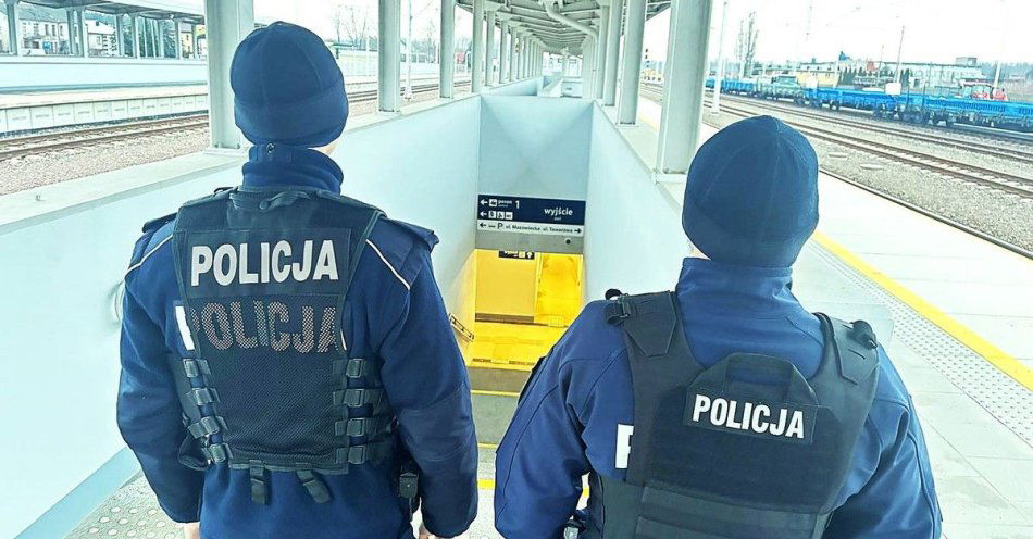 zdjęcie: Policjanci pomogli kobiecie bez środków wrócić do domu / fot. KPP Wysokie Mazowieckie