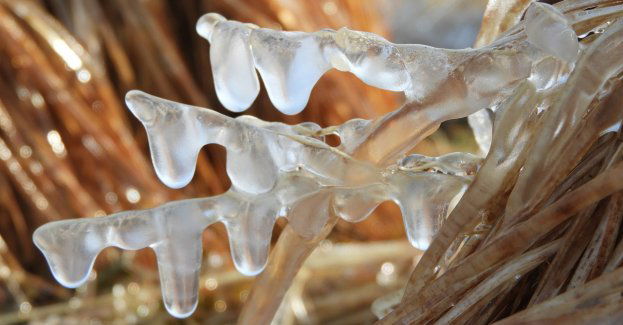 Trudne warunki na drogach w regionie; IMGW ostrzega przed marznącymi opadami