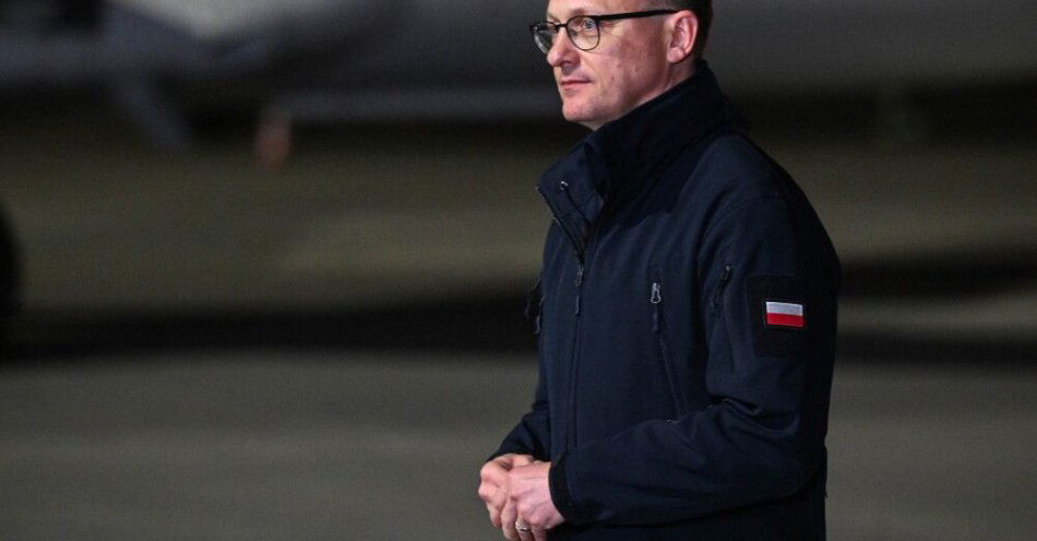 zdjęcie: Leśkiewicz: rozmowa prezydenta z premierem m.in. o bezpieczeństwie i Ukrainie / Rzeszów, 02.12.2025. Rzecznik prezydenta RP Rafał Leśkiewicz podczas wypowiedzi po wizycie w Centrum Logistycznym POLLOGHUB Rzeszów-Jasionka, 2 bm. Prezydent spotkał się z żołnierzami pełniącymi służbę w tym hubie logistycznym. (ad) PAP/Darek Delmanowicz