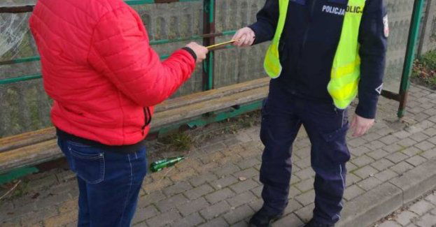 Policjanci przypominali o zasadach bezpieczeństwa na drogach