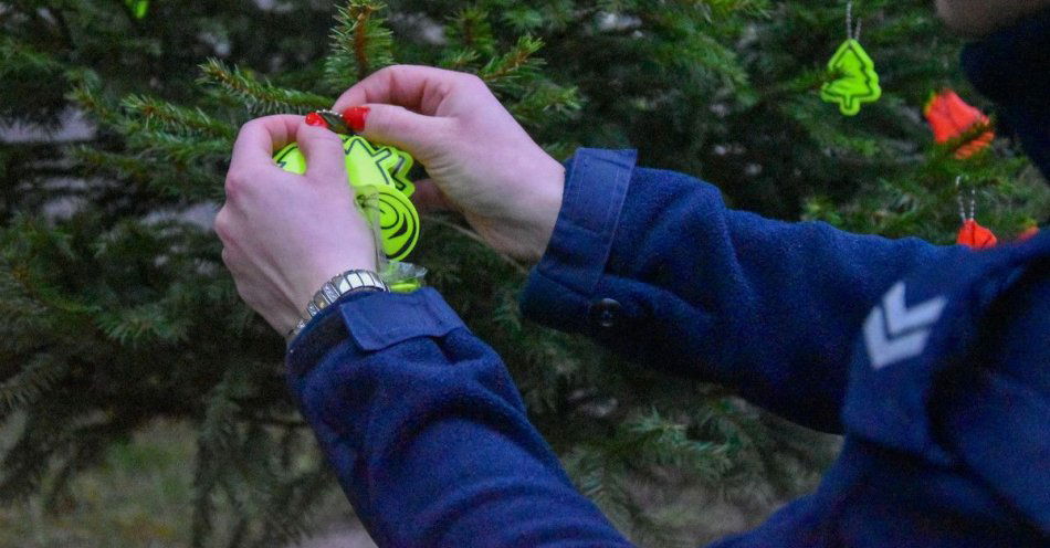 zdjęcie: Choinka pełna odblasków przed komendą w Szczytnie / fot. KPP w Szczytnie Ubieranie choinki w elementy odblaskowe