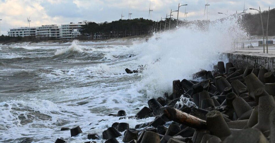 zdjęcie: Pomorskie: ostrzeżenie o sztormie, wiatr w porywach do 8 stopni w skali Beauforta / Darłowo, 30.12.2025. Sztorm na Bałtyku widziany z plaży w Darłowie, 28 bm. W związku z prognozowanym sztormowym wiatrem Instytut Meteorologii i Gospodarki Wodnej wydał ostrzeżenia II stopnia przed wzrostem poziomów wody m.in. wzdłuż Wybrzeża. (pk/mgut) PAP/Piotr Kowala