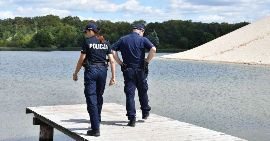 zdjęcie: Policjanci i Strażacy dbają o bezpieczeństwo w czasie wypoczynku nad wodą / fot. KPP Żagań