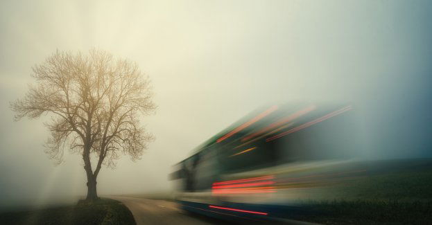 Dziewczynka wybiegła zza autobusu