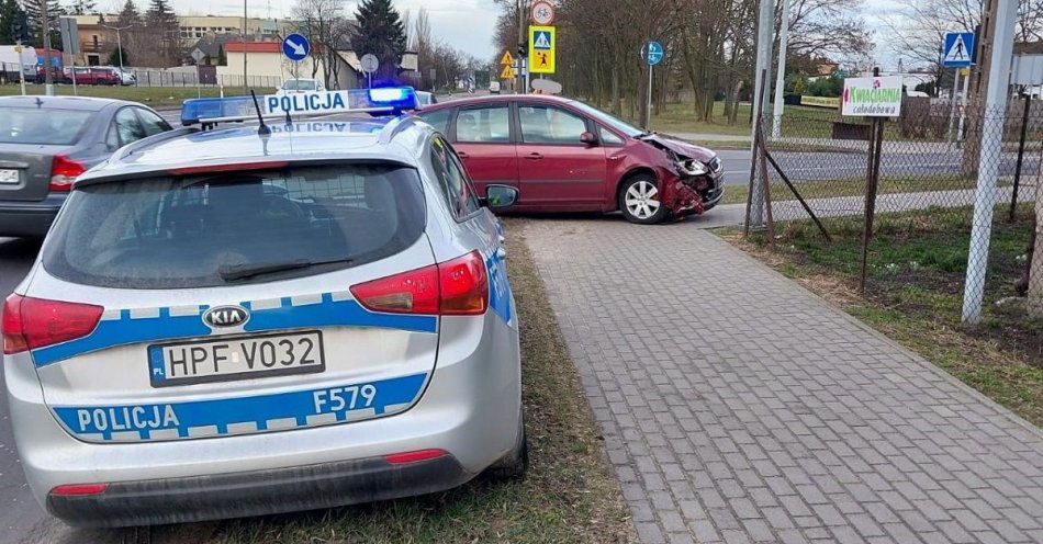 zdjęcie: Co zrobić w razie kolizji? Wzywać Policję? A może się dogadać...? / fot. KPP w Zduńskiej Woli