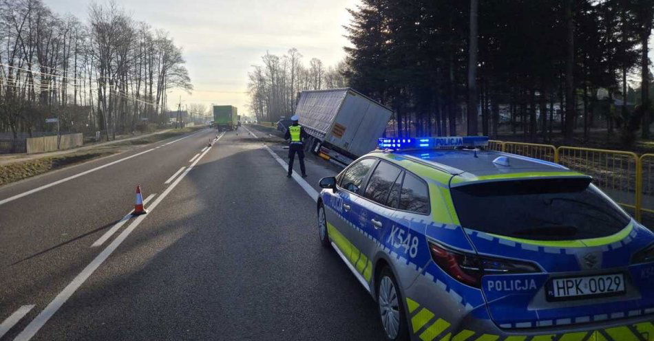 zdjęcie: Ciężarówka wjechała do rowu w Widełce. Ruch wahadłowy / fot. KPP w Kolbuszowej