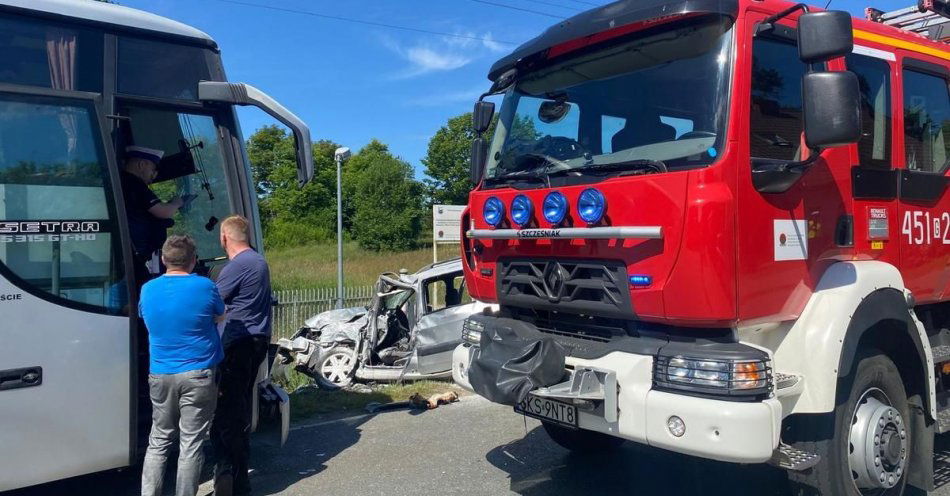 zdjęcie: Zderzenie autobusu z osobówką w Dębogórach / fot. KPP w Kościerzynie