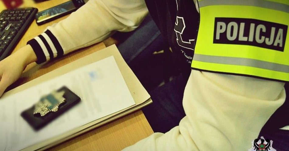zdjęcie: Z miłości do złości. Policjanci z Głuszycy zatrzymali 26-latkę za zniszczenie samochodu byłemu partnerowi / fot. KMP w Wałbrzychu