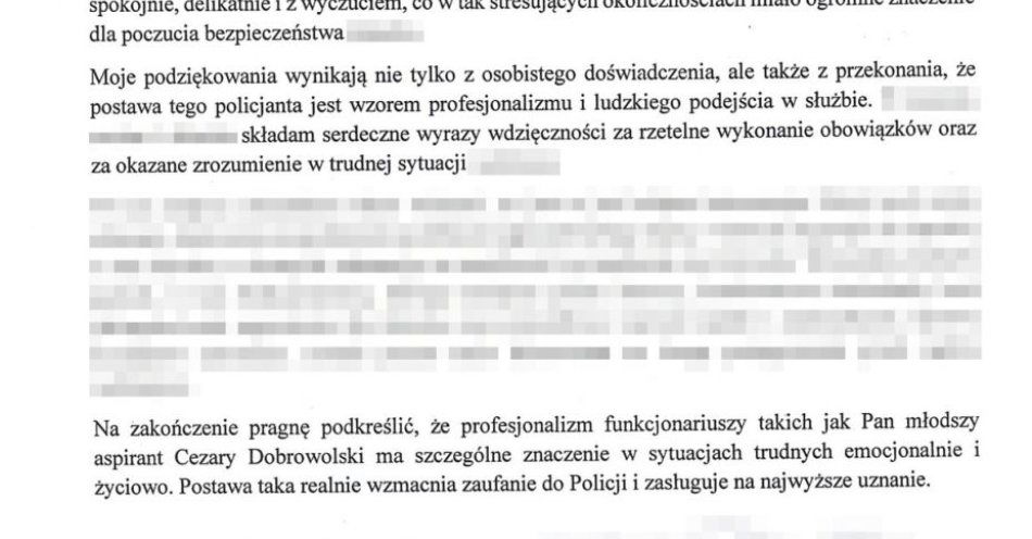 zdjęcie: Mieszkanka dziękuje dzielnicowemu za wzorową pomoc / fot. KPP w Piasecznie