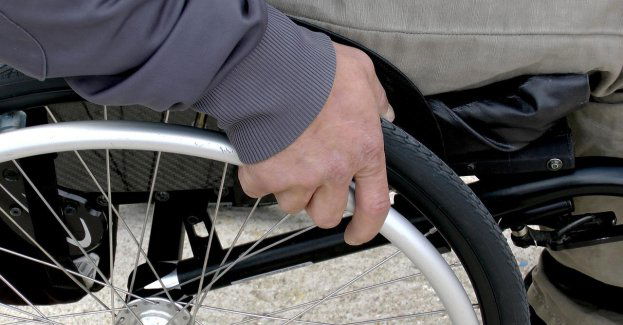 Groźny wypadek na rondzie Kotlarza. Autobus na przejściu dla pieszych potrącił mężczyznę na wózku