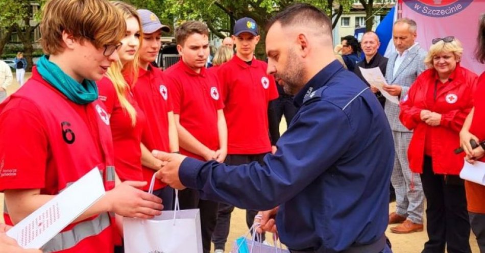 zdjęcie: XXX Okręgowe Mistrzostwa Udzielania Pierwszej Pomocy PCK z udziałem szczecińskich policjantów / fot. KMP w Szczecinie