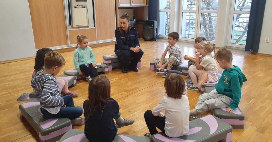 zdjęcie: Policjantka uczy dzieci zasad bezpieczeństwa w Jeleniu / fot. KMP w Jaworznie
