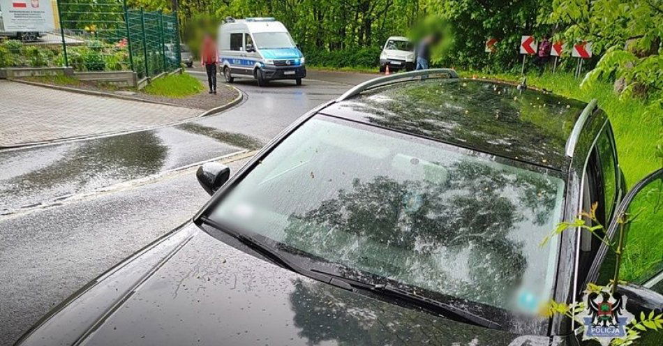 zdjęcie: Wyprzedzał na łuku drogi na podwójnej linii ciągłej, kiedy z przeciwnego kierunku jechał samochód. To cud, że nikomu nic się nie stało / fot. KMP w Wałbrzychu