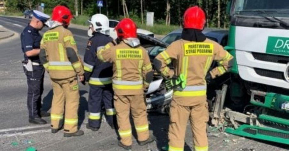 zdjęcie: Groźne zdarzenie drogowe tira z osobówką w Raciszynie / fot. KPP w Pajęcznie