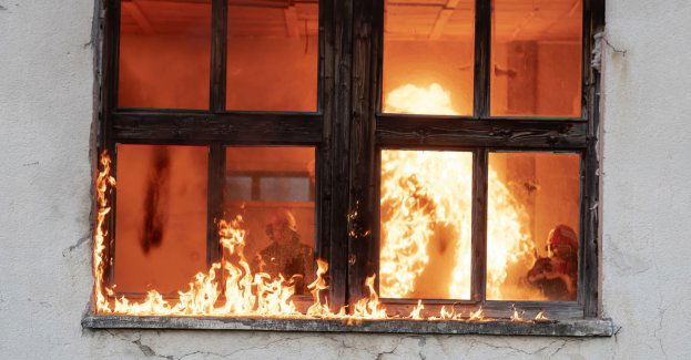 Wskutek nocnego pożaru w bloku jedna osoba zmarła, siedem w szpitalach