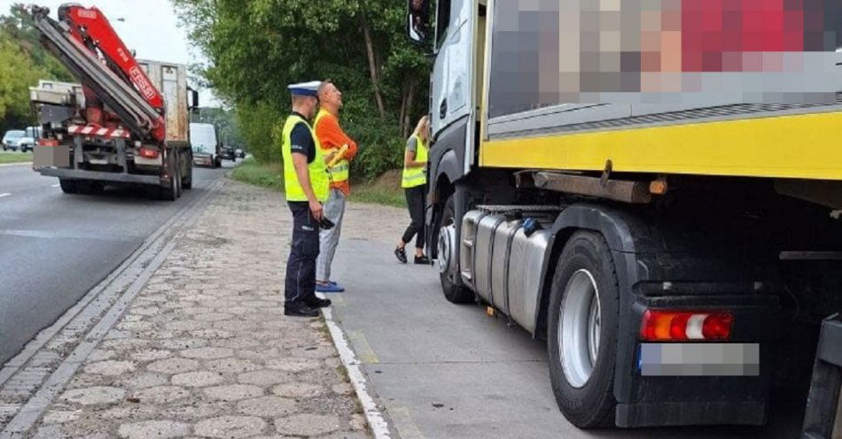 zdjęcie: Wspólne działanie policjantów i inspektorów WIOŚ na drodze / fot. KMP we Włocławku