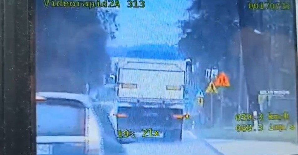 zdjęcie: Wysoki mandat i 20 punktów karnych dla młodego kierowcy za popełnione wykroczenia na drodze. Wyprzedzał policyjny nieoznakowany radiowóz / fot. KMP w Radomiu